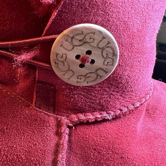 Ugg Mini Bailey Button Women’s 9 Red Classic Outdoor Winter Fur Suede Boots - Picture 2 of 6